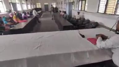 बुढ़ाना: तहसील के बार हाल में नायाब तहसीलदार अमन कुमार ने तहसील क्षेत्र के सभी बीएलओ की मीटिंग लेकर दिए दिशा निर्देश