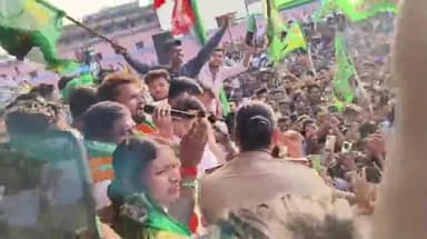 बारुन: खेसारी लाल यादव पहुंचे सिरिस, कहा- विकास के लिए करें वोट