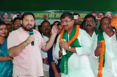 कृत्यानंद नगर: धमदाहा विधानसभा क्षेत्र में राजद प्रत्याशी संतोष कुशवाहा के समर्थन में वोट मांगने पहुंचे तेजस्वी यादव