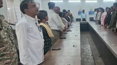 बलियापुर: वंदे मातरम की 150वीं वर्षगांठ पर प्रखंड कार्यालय में सामूहिक गान