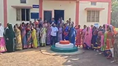 జహీరాబాద్: జహీరాబాద్ ఆర్డీవో కార్యాలయం ఎదుట మధ్యాహ్న భోజన కార్మికుల ధర్నా