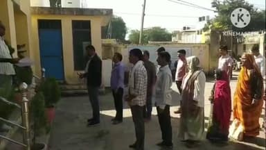 खानपुर: खानपुर कस्बे के पंचायत समिति परिसर में कर्मचारियों ने सामूहिक रूप से वंदे मातरम कार्यक्रम का आयोजन किया