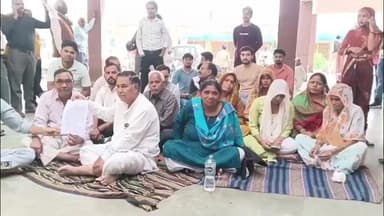 कासगंज: गंगेश्वर कॉलोनी के निवासियों ने जलभराव की समस्या को लेकर सदर तहसील में धरना दिया, एसडीएम को सौंपा ज्ञापन