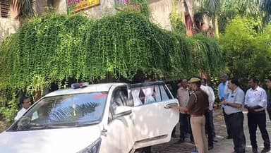 मऊ: जिलाधिकारी ने कृषि भवन एवं कलेक्ट्रेट परिसर में कई कार्यालयों का किया आकस्मिक निरीक्षण