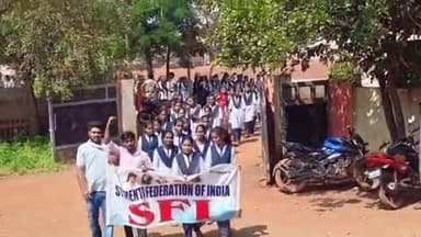 జహీరాబాద్: స్కాలర్షిప్ ఫీజు రియంబర్స్మెంట్ విడుదల చేయాలని ఎస్ఎఫ్ఐ ఆధ్వర్యంలో విద్యార్థుల నిరసన నిరసన