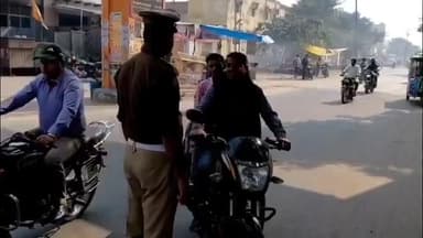 कासगंज: जिले में यातायात माह के तहत चलाया गया विशेष अभियान, यातायात नियम तोड़ने पर 1 वाहन किया गया सीज, 165 वाहनों के काटे चालान