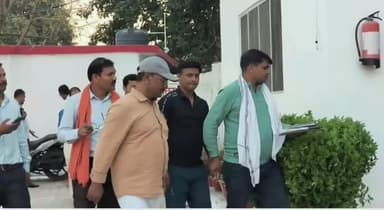 मऊ: आजमगढ़ एंटी करप्शन टीम ने हलधरपुर थाना में तैनात दरोगा अजय सिंह को ₹20 हजार रिश्वत लेते किया गिरफ्तार