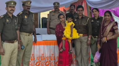 चरखारी: चरखारी में पुलिस का मानवीय चेहरा, मेला में गुम हुई बालिका को तत्परता से खोजकर सकुशल परिजनों से मिलाया