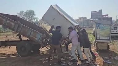 નડિયાદ: કોર્પોરેશનની ટીમ દ્વારા ટાઉન પોલીસ મથક સામે ગેરકાયદેસર લારી ગલ્લા હટાવવામાં આવ્યા