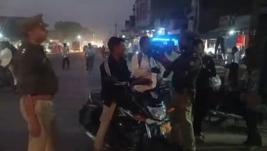 ताखा: ऊसराहार थानाध्यक्ष ने बांटे मुफ्त हेलमेट, यातायात नियमों पर चलाया जागरूकता अभियान