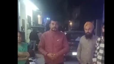 ਜਲੰਧਰ 1: ਜਲੰਧਰ ਦੇ ਪੰਨੂ ਵਿਹਾਰ ਵਿਖੇ ਮੋਟਰਸਾਈਕਲ ਸਾਈਡ ਤੇ ਖੜਾ ਕਰਨ ਨੂੰ ਲੈ ਕੇ ਦੋ ਧਿਰਾਂ ਵਿਚਾਲੇ ਹੋਈ ਤਕਰਾਰ