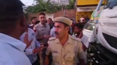 ब्यावर: राजनगर चौराहे पर बजरी डंपरों के खिलाफ लोगों का गुस्सा फूटा, पुलिस ने संभाली स्थिति