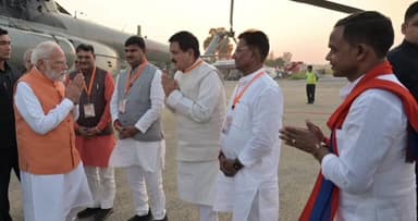 पिंड्रा: वाराणसी के बाबतपुर एयरपोर्ट पहुंचे पीएम नरेंद्र मोदी, कैबिनेट मंत्री ने किया उनका स्वागत