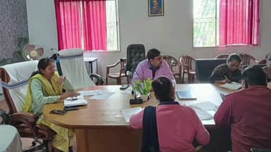 भंडरा: भंडरा प्रखंड कार्यालय में बीएलओ व पर्यवेक्षकों की बैठक, बीडीओ ने एसआईआर कार्यों की समीक्षा कर दिए निर्देश