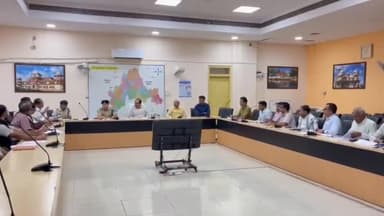 झालरापाटन: मिनी सचिवालय में जिले में सड़क दुर्घटनाओं की रोकथाम एवं सड़क सुरक्षा को सुदृढ़ बनाने को लेकर जिला कलक्टर ने की बैठक