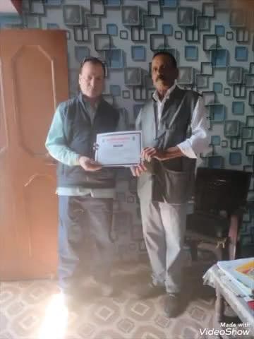 चौबट्टाखाल: पीएलबी एकेश्वर सुनील रावत ने शुक्रवार को 5:00 बजे ग्राम प्रधानों को वाद मुक्ति के प्रमाण पत्र वितरित किए