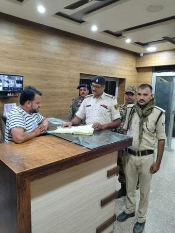 #विधानसभा चुनाव को मद्देनजर रखते हुए कैमूर पुलिस द्वारा विभिन्न थाना अंतर्गत होटल का औचक निरीक्षण संबंधित थानाध्यक्ष द्वारा की गई। चेकिंग के दौरान होटल संचालक द्वारा आगंतुक पंजी में की गई प्रविष्टियों व अन्य आवश्यक जांच कर संबंधित को दिशा-न