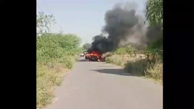 नवलगढ़: कुमावास-देलसर के बीच भात लेकर जा रहे परिवार की स्कॉर्पियो में लगी आग, लाखों के गहने और कपड़े जलकर हुए राख
