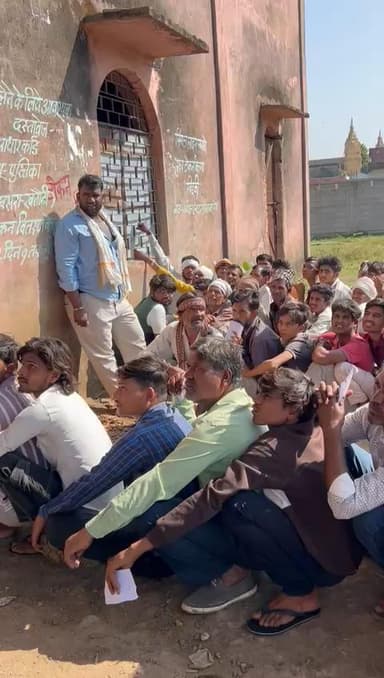 किसानों को बदरवास में खाद वितरण करबाया