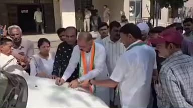 સિધ્ધપુર: કમોસમી વરસાદની સહાયમાં પાટણ જિલ્લાને બાકાત રખાયો હોય સિદ્ધપુર મામલતદારને આવેદનપત્ર અપાયુ