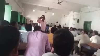 टुंडी: टुंडी के प्लस टू उच्च विद्यालय में प्रखंड शिक्षा प्रसार ने प्रखंड के सभी प्रधान शिक्षकों के साथ की बैठक