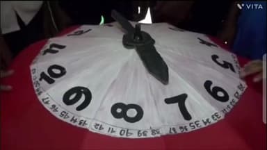 କୋଟପାଡ: ଭାଲୁଗୁଡା ବିଦ୍ୟାଳୟରେ ଭଙ୍ଗା ଛତାରେ ଚିତ୍ର ଆଙ୍କି ଗଣିତ, ଜ୍ୟାମିତି ଓ ଘଣ୍ଟା ବିଷୟରେ ଶିକ୍ଷା ଦାନ ଦେଉଛନ୍ତି ଶିକ୍ଷକ କାନୂ ବେହେରା