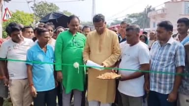 হিঙ্গলগঞ্জ: স্যান্ডেলের বিল গ্রাম পঞ্চায়েতের অন্তর্গত ১৩১ নম্বর বুথে কংক্রিটের ঢালাই রাস্তার কাজের শুভ উদ্বোধন করলেন বিধায়ক