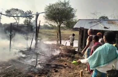 परबत्ता: अररिया गांव में बासा में लगी भीषण आग, हजारों की संपत्ति जलकर खाक