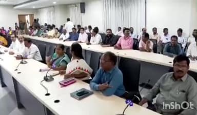 జిల్లా కలెక్టరేట్ కార్యాలయంలో వందేమాతరం గీత ఆలాపనలో పాల్గొన్న జిల్లా ఉన్నతాధికారులు