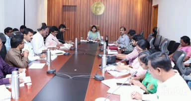 జిల్లా కలెక్టరేట్ కార్యాలయంలో, ఇందిరమ్మ లబ్ధిదారుల ఎంపికపై అధికారులతో సమీక్ష సమావేశంలో పాల్గొన్న జిల్లా కలెక్టర్.