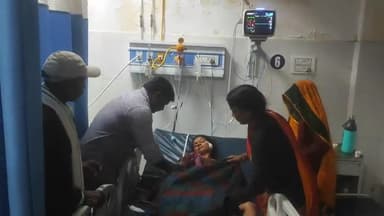 झालरापाटन: झालावाड़ के सीमावर्ती सुसनेर में चलती बाइक पर पेड़ की डाल गिरने से महिला घायल, जिला अस्पताल में भर्ती