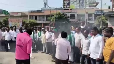 ಬಬಲೇಶ್ವರ: ಕಬ್ಬು ಬೆಳೆಗೆ 3500 ದರ ನಿಗದಿಪಡಿಸಬೇಕು ಎಂದು ಪಟ್ಟಣಲ್ಲಿ ಟೈಯರ್ ಗೆ ಬೆಂಕಿ ಹಚ್ಚಿ ರೈತರಿಂದ ಪ್ರತಿಭಟನೆ