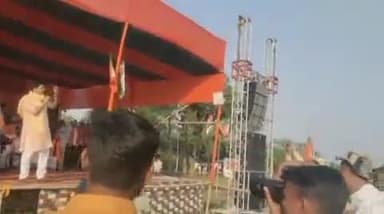 पीपराकोठी: पीपराकोठी स्कूल के प्रांगण में शुक्रवार को फ़िल्म अभिनेता सह सांसद रविकिशन ने चुनावी जनसभा को संबोधित किया