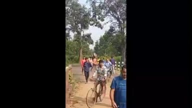 বিনপুর ১: লালগড় রেঞ্জের রাস্তায় ছুটছে বুনো হাতি, হাতির সামনে ও পিছনে মানুষের ঢল