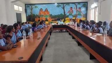 बोरियो: बीडीओ ने प्रखंड कार्यालय में पेयजल एवं स्वच्छता विभाग के अधिकारियों व जलसहिया के साथ की बैठक