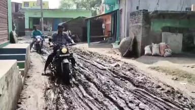 चौथम: ठुट्ठी मोहनपुर पंचायत के वार्ड दो और तीन के पास सड़क पर बह रहा पानी, जर्जर सड़क से आवागमन में परेशानी