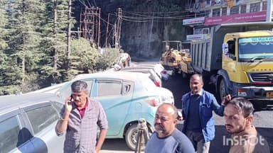 ठियोग: ठियोग रहीघाट चौक में गाड़ियों की पार्किंग के कारण मेटलिंग का कार्य रुका, मेटलिंग मैटीरियल की तीन गाड़ियां खड़ी