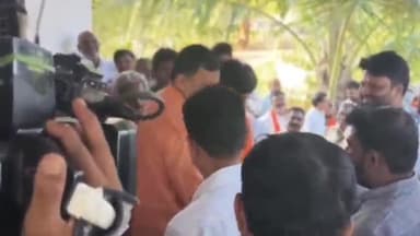 बदनापूर: भाजपा महायुती आ.नारायण कुचे यांनी घेतली मनोज जरांगे पाटील यांची अंतरवाली स. येथे भेट