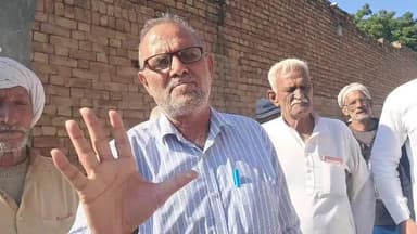 भिवानी के बामला गांव में एक किलो मीटर फिरनी रोड़ की धंसी हुई सड़क व नाला बनवाने हेतु ग्रामीणों ने प्रदर्शन किया