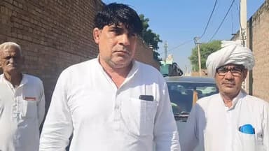 भिवानी के बामला गांव में एक किलो मीटर फिरनी का धंसा हुआ रोड़ व नाला बनवाने की मांग को लेकर विधायक के खिलाफ प्रदर्शन किया