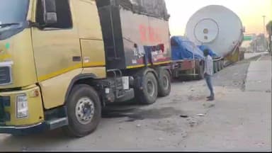 कोईलवर: कुलहड़िया टोल प्लाजा के पास खड़ी 144 चक्कों की विशाल गाड़ी, रास्ते के सर्वे में निकले चालक और सुपरवाइजर