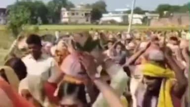 रसड़ा: आरीपुर सरया गांव में निकली भव्य कलश यात्रा, गूंजे जय श्रीराम के जयकारे