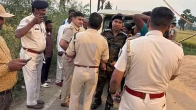 सतगावां: बिहार चुनाव को लेकर SDPO अनिल कुमार सिंह ने सतगावां चेक पोस्ट का किया औचक निरीक्षण