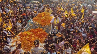 बरहट: जमुई-सिकंदरा में प्रशांत किशोर का रोड शो, बुलडोजर से बरसाए गए फूल, हजारों लोग हुए शामिल