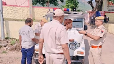 इंद्रगढ़: लाखेरी में सड़क सुरक्षा अभियान के तहत पुलिस ने 20 वाहनों पर की कार्रवाई, ₹7600 का जुर्माना और 2 बाइक की जब्त