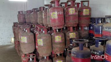 इस्लामनगर अलीगंज: जमुई समेत सभी प्रखंडों में गैस सिलेंडर पर स्टिकर लगाकर मतदाता जागरूकता अभियान को तेज किया गया