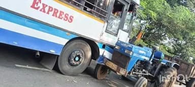 జూలూరుపాడు: జూలూరుపాడు మండల పరిధిలోని పత్తి మార్కెట్ సమీపంలో ఆర్టీసీ బస్సును ఢీకొన్న ట్రాక్టర్, తప్పిన పెను ప్రమాదం