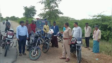 ಹಡಗಲಿ: ಇಟ್ಟಿಗಿ ಪೊಲೀಸ್ ಠಾಣೆಯ ವತಿಯಿಂದ ದ್ವಿಚಕ್ರ ವಾಹನ ಸವಾರರಿಗೆ ಹೆಲ್ಮೆಟ್ ಧರಿಸುವಂತೆ ಜಾಗೃತಿ