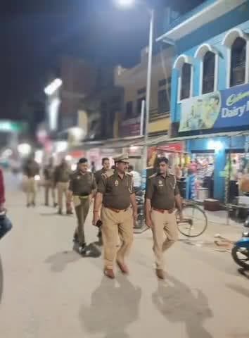 मऊ: SP श्री ईलामारन जी के निर्देशन में समस्त CO एवं SHO ने पुलिस बल के साथ पैदल रूट मार्च कर सुरक्षा व्यवस्था का जायजा लिया