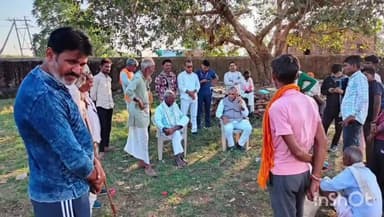 कराहल: पूर्व मंत्री ने कराहल क्षेत्र में चलाया जनसंपर्क अभियान, ग्रामीणों की समस्याओं का मौके पर किया निराकरण